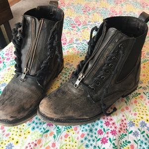 Fabulous vintage looking boots!!